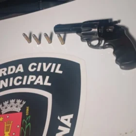 Revólver escondido em carro é encontrado durante abordagem na Avenida Colombo, em Maringá Foto 2 Fotos de Revólver escondido em carro é encontrado durante abordagem na Avenida Colombo, em Maringá
