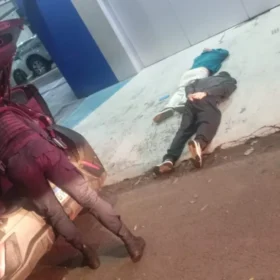 Revólver escondido em carro é encontrado durante abordagem na Avenida Colombo, em Maringá Foto 1 Fotos de Revólver escondido em carro é encontrado durante abordagem na Avenida Colombo, em Maringá