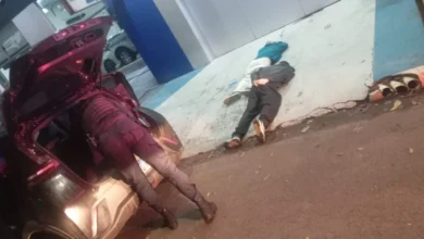 Fotos de Revólver escondido em carro é encontrado durante abordagem na Avenida Colombo, em Maringá