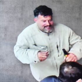 Suspeito de matar homem a facadas em bar de Maringá é procurado pela Polícia Civil; companheira também é investigada Foto 16 Fotos de Suspeito de matar homem a facadas em bar de Maringá é procurado pela Polícia Civil; companheira também é investigada