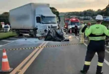 Fotos de Três pessoas morrem em colisão frontal entre carro e caminhão na BR-277