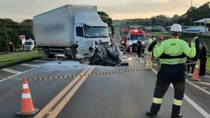 Fotos de Três pessoas morrem em colisão frontal entre carro e caminhão na BR-277