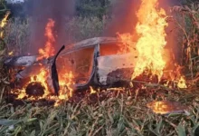 Fotos de Veículo capota e é destruído por incêndio em rodovia da região; veja
