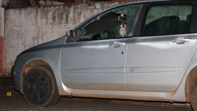 Fotos de Veículo é atingido por cerca de 15 disparos de pistola durante atentado