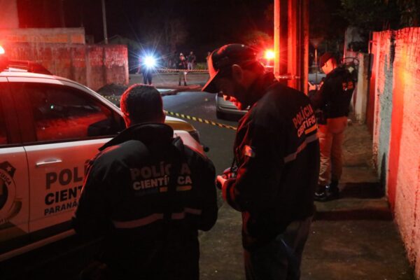 Veículo é atingido por cerca de 15 disparos de pistola durante atentado Foto 2 Fotos de Veículo é atingido por cerca de 15 disparos de pistola durante atentado