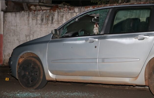 Veículo é atingido por cerca de 15 disparos de pistola durante atentado Foto 1 Fotos de Veículo é atingido por cerca de 15 disparos de pistola durante atentado
