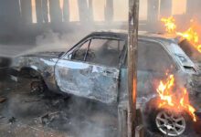 Fotos de Vídeo: Carro pega fogo durante solda e fica completamente destruído em Maringá; incêndio quase atingiu casa de madeira