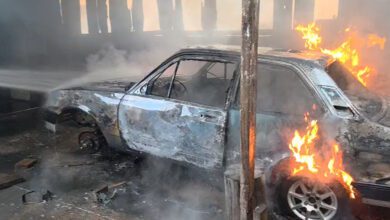 Fotos de Vídeo: Carro pega fogo durante solda e fica completamente destruído em Maringá; incêndio quase atingiu casa de madeira