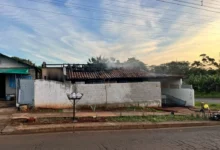 Fotos de Vídeo: Casa é destruída por incêndio de grandes proporções em Maringá; imóvel foi consumido pelas chamas