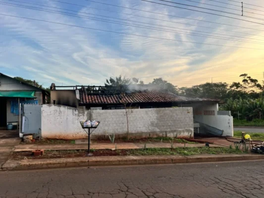 Vídeo: Casa é destruída por incêndio de grandes proporções em Maringá; imóvel foi consumido pelas chamas Foto 1 Fotos de Vídeo: Casa é destruída por incêndio de grandes proporções em Maringá; imóvel foi consumido pelas chamas