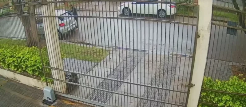 Vídeo: Homem arromba carro e furta mochila em frente a instituição de acolhimento em Maringá Foto 1 Fotos de Vídeo: Homem arromba carro e furta mochila em frente a instituição de acolhimento em Maringá