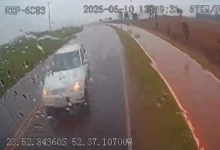 Fotos de Vídeo mostra acidente entre carreta e carro que matou duas pessoas e deixou três feridos no Paraná