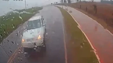 Fotos de Vídeo mostra acidente entre carreta e carro que matou duas pessoas e deixou três feridos no Paraná