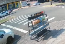 Fotos de Vídeo mostra acidente inusitado entre carro e moto em cruzamento de avenida de Maringá