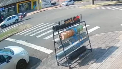 Fotos de Vídeo mostra acidente inusitado entre carro e moto em cruzamento de avenida de Maringá