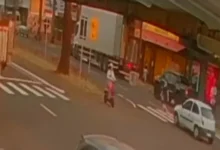 Fotos de Vídeo mostra adolescente de 16 anos sendo atropelada na faixa de pedestres em avenida de Maringá