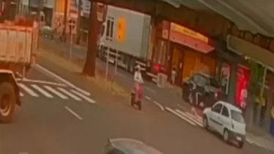 Fotos de Vídeo mostra adolescente de 16 anos sendo atropelada na faixa de pedestres em avenida de Maringá