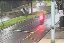 Fotos de VÍDEO: Veículo colide contra poste em avenida de Maringá e três pessoas ficam feridas