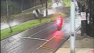 Fotos de VÍDEO: Veículo colide contra poste em avenida de Maringá e três pessoas ficam feridas