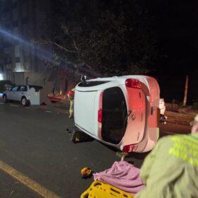 Fotos de Motorista perde o controle, bate em carro estacionado e capota em Maringá