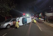 Fotos de Motorista perde o controle, bate em carro estacionado e capota em Maringá