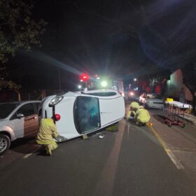 Fotos de Motorista perde o controle, bate em carro estacionado e capota em Maringá