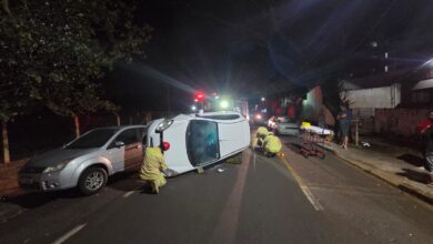 Fotos de Motorista perde o controle, bate em carro estacionado e capota em Maringá