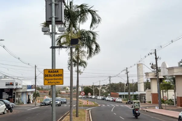 Câmara de Maringá derruba veto ao projeto que obriga aplicação de películas refletivas nas colunas de radares Foto 1 Fotos de Câmara de Maringá derruba veto ao projeto que obriga aplicação de películas refletivas nas colunas de radares