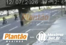 Fotos de Câmera de segurança registra colisão entre duas motocicletas na Avenida Colombo, em Maringá