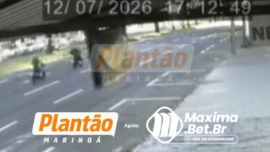 Fotos de Câmera de segurança registra colisão entre duas motocicletas na Avenida Colombo, em Maringá