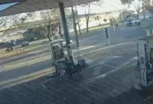 Fotos de Câmera registra forte colisão entre moto e caminhonete em Maringá; motociclista fica ferido