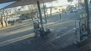 Fotos de Câmera registra forte colisão entre moto e caminhonete em Maringá; motociclista fica ferido