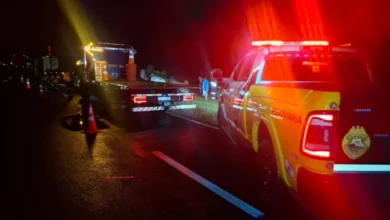 Fotos de Caminhonete capota após motorista perder controle na PR-317, em Maringá; homem fica ferido