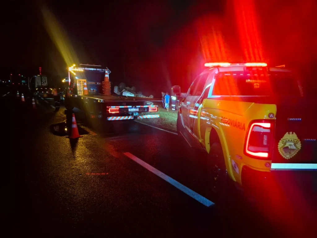 Caminhonete capota após motorista perder controle na PR-317, em Maringá; homem fica ferido Foto 1 Fotos de Caminhonete capota após motorista perder controle na PR-317, em Maringá; homem fica ferido