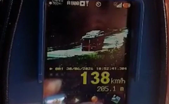 Carreta-cegonha é flagrada a 138 km/h na BR-116 no Paraná Foto 1 Fotos de Carreta-cegonha é flagrada a 138 km/h na BR-116 no Paraná