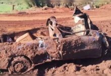Fotos de Carro é encontrado enterrado durante obras de pavimentação no Paraná