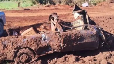 Fotos de Carro é encontrado enterrado durante obras de pavimentação no Paraná