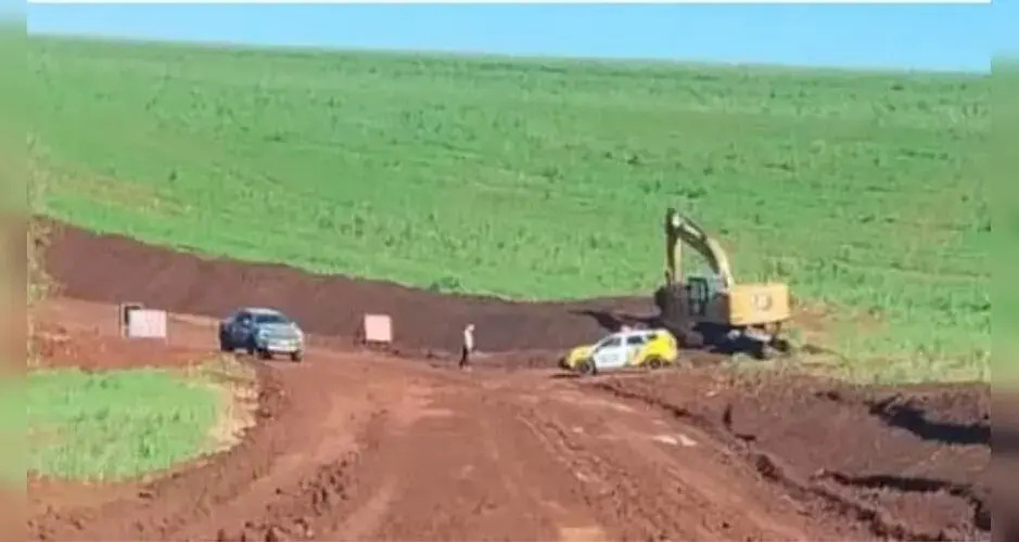 Fotos de Carro é encontrado enterrado durante obras de pavimentação no Paraná