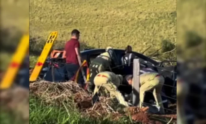 Carro sai da pista na BR-369 e batida mata mulher e duas crianças no Norte do PR Foto 1 Fotos de Carro sai da pista na BR-369 e batida mata mulher e duas crianças no Norte do PR