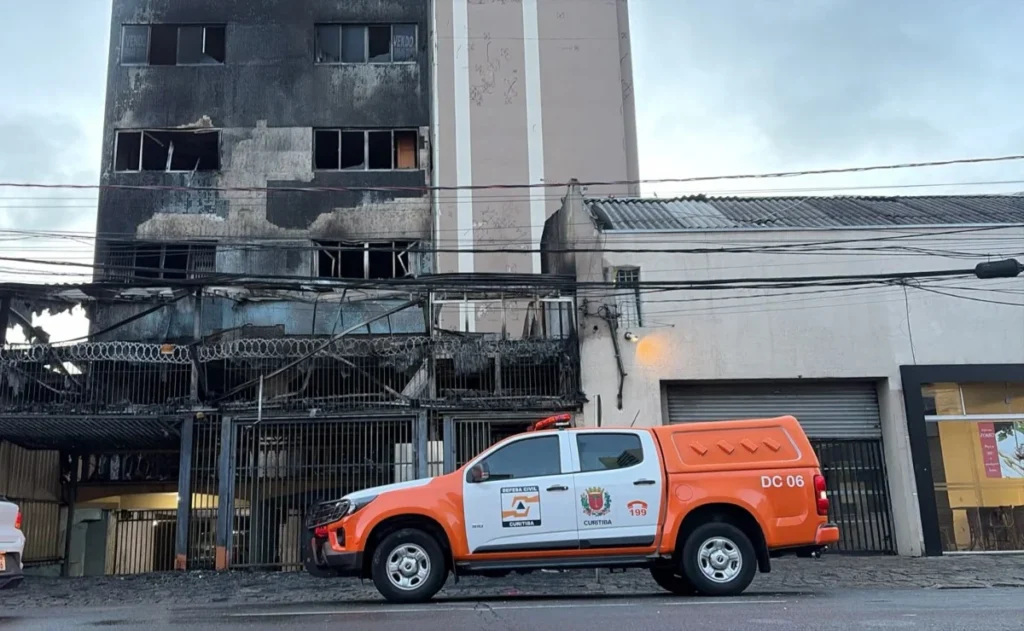 Fotos de Casal de idosos morre em incêndio de grandes proporções em prédio no PR