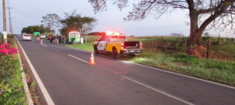 Fotos de Ciclista morre após ser atropelado por van na PR-340; Corpo foi encaminhado ao IML de Maringá