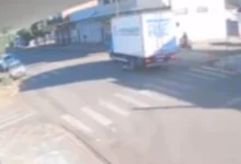 Fotos de Criança de 6 anos escapa por centímetros de tragédia após acidente com caminhão em Paiçandu; veja o vídeo