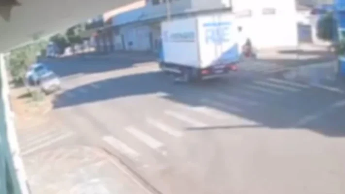 Criança de 6 anos escapa por centímetros de tragédia após acidente com caminhão em Paiçandu; veja o vídeo Foto 1 Fotos de Criança de 6 anos escapa por centímetros de tragédia após acidente com caminhão em Paiçandu; veja o vídeo
