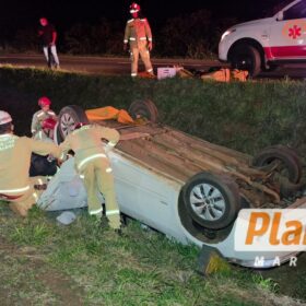 Criança é ejetada junto com cadeirinha durante capotamento na BR-376; em Maringá Foto 2 Fotos de Criança é ejetada junto com cadeirinha durante capotamento na BR-376; em Maringá