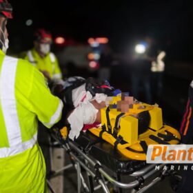 Dois motociclistas ficam feridos após colidirem na traseira de caminhão na PR-317, em Maringá Foto 2 Fotos de Dois motociclistas ficam feridos após colidirem na traseira de caminhão na PR-317, em Maringá