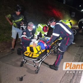 Dois motociclistas ficam feridos após colidirem na traseira de caminhão na PR-317, em Maringá Foto 1 Fotos de Dois motociclistas ficam feridos após colidirem na traseira de caminhão na PR-317, em Maringá