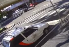 Fotos de Homem de 76 anos é arremessado após violenta batida entre moto e caminhonete em cruzamento de Maringá; vídeo
