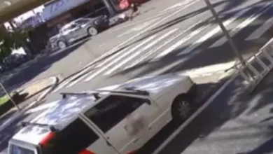 Fotos de Homem de 76 anos é arremessado após violenta batida entre moto e caminhonete em cruzamento de Maringá; vídeo