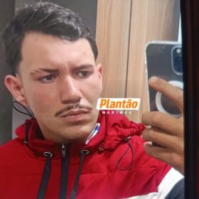 Jovem é executado em frente a tabacaria em Sarandi; perícia encontra algo no bolso da vítima que pode mudar o rumo da investigação Foto 2 Fotos de Jovem é executado em frente a tabacaria em Sarandi; perícia encontra algo no bolso da vítima que pode mudar o rumo da investigação