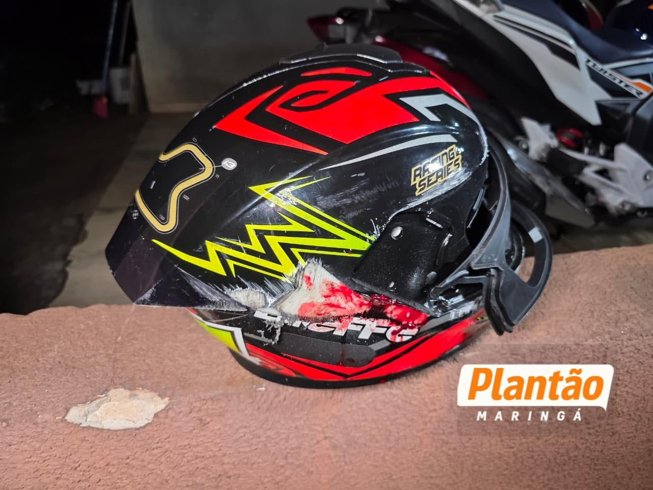 Jovem é socorrida com trauma craniano após perder o controle da moto em faixa elevada de Maringá Foto 11 Fotos de Jovem é socorrida com trauma craniano após perder o controle da moto em faixa elevada de Maringá
